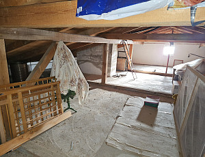 Zateplení stropu rodinného domu pomocí foukané izolace